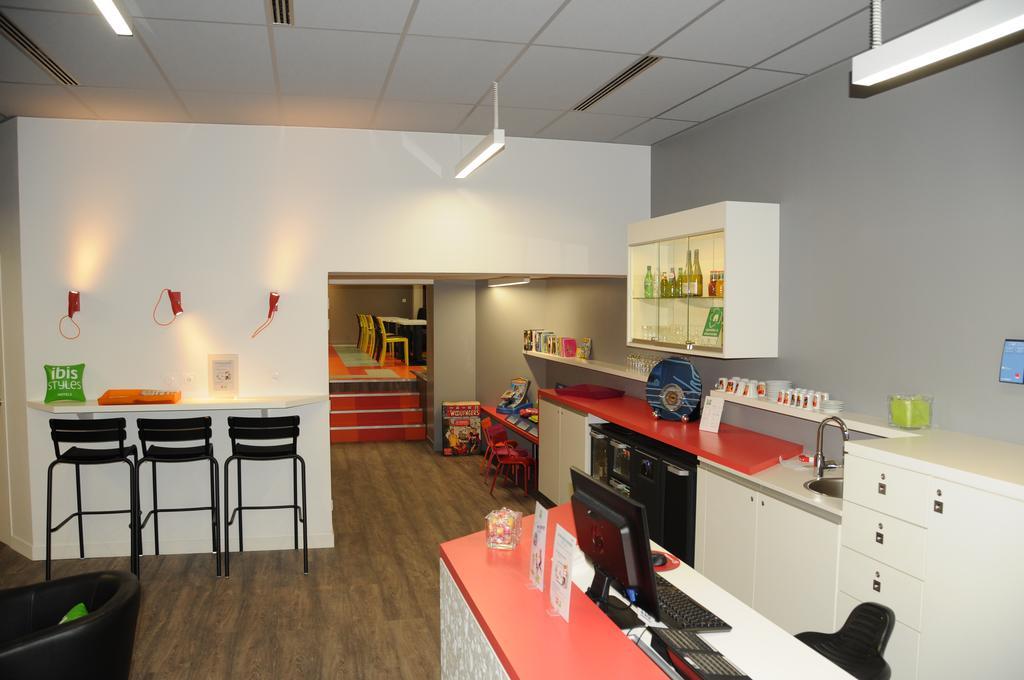 Отель Ibis Styles Chambery Centre Gare Экстерьер фото
