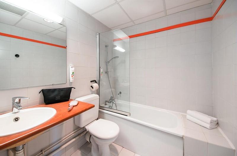 Отель Ibis Styles Chambery Centre Gare Экстерьер фото